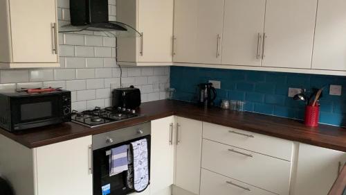 Anfield House 3 Bedroom 2 Mins from Anfield Stadium Sleeps 7 - image 12