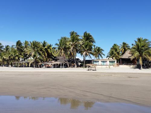 沙灘, Bungalows La Perla Playa Azul in 藍色海灘-米卻肯