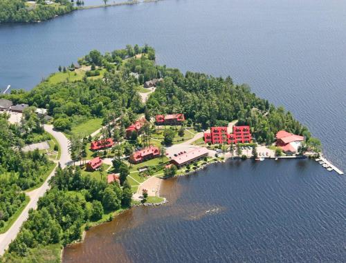 Four-Season Resort on the Shore of Calabogie Lake - Calabogie