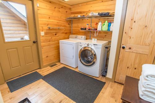Bear Creek Mining Lodge: Mountain Style Hot Tub - image 5