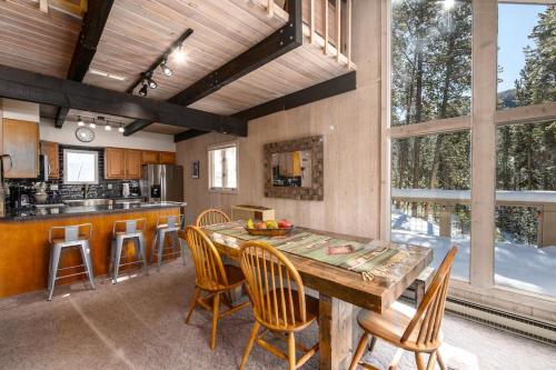 Blue River Pines Home Peaceful Hot Tub Views - image 3