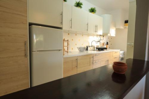 LovelyStay - Cozy 1BR Flat in Alvor with AC and Balcony
