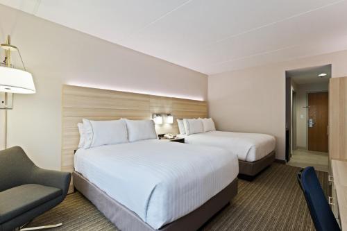 2 queen beds