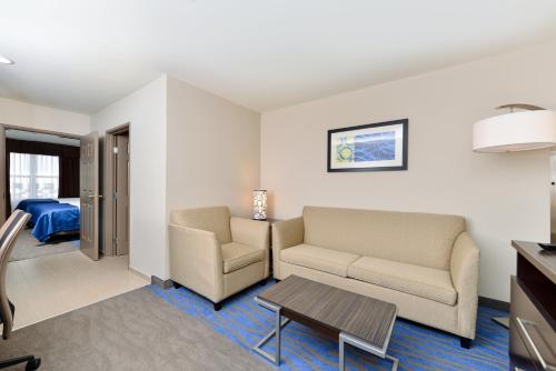 Holiday Inn Express Hotel & Suites St. Louis West-O'Fallon, an IHG Hotel