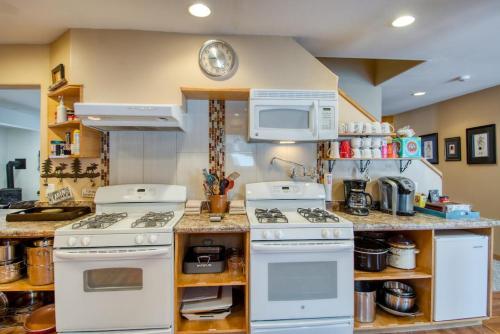 Rocky Mountain Outpost Home 8 Bedrooms Dog Friendly - image 4