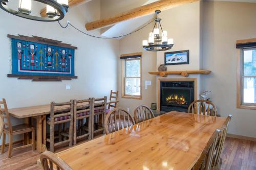 Rocky Mountain Outpost Home 8 Bedrooms Dog Friendly - image 7