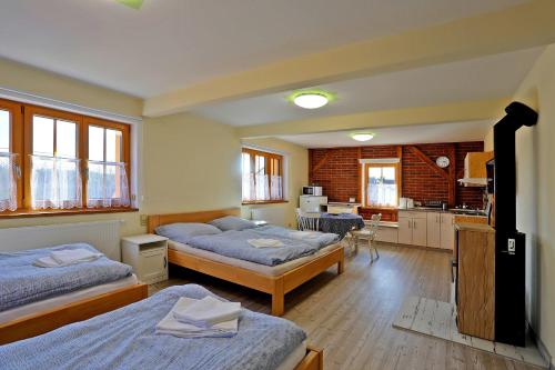 1 queen bed, 3 twin beds