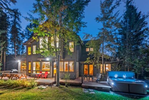 Boulder Ridge Lodge Huge Ski In Home Sleeps 22 in Breckenridge, USA