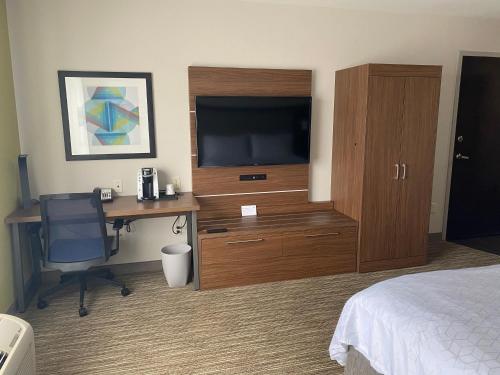 King Room with Roll-in Shower - Communications and Mobility Access