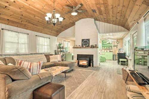 Strawberry Hill Cabin 5 Mi to Skiing and Lake in Pinecrest (CA)