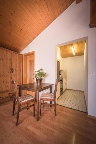 Central Wengen Wonderland: Mezzanine Studio for 4