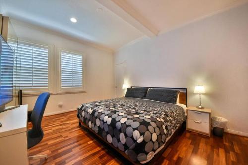Contemporary Spacious Studio - King Bed!