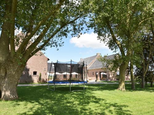 Spacious Holiday Home with Pond in Poperinge gîte à louer Roesbrugge-Haringe