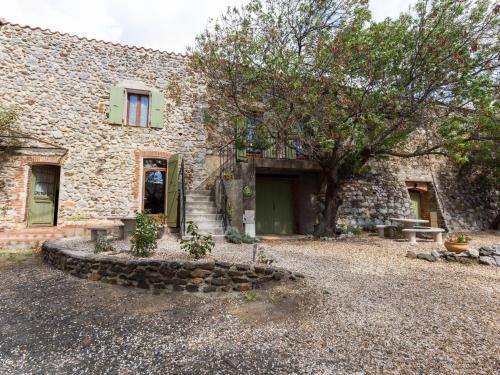Charming Holiday Home in Tautavel with Balcony gîte à louer Vallée de l'Agly