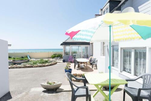 House with 3 bedrooms in Plozevet with wonderful sea view enclosed garden and WiFi 20 m from the beach gîte à louer Brunphuez