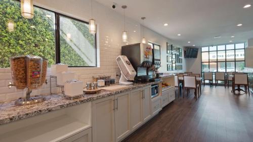 Best Western Woodland Hills - image 6