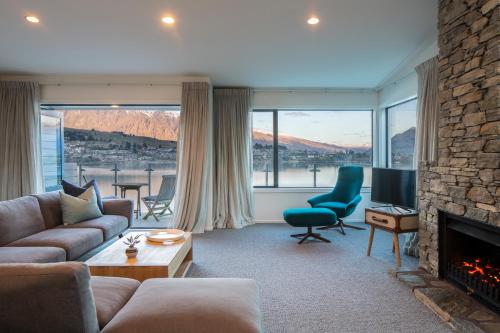 Lakefront Living - Exquisite Views - 4 Bedrooms