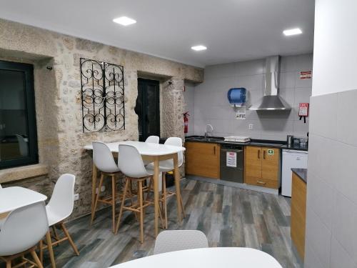 廚房, ALOJAMENTO GIRASSOL - Guest House - Quarto com casa de banho privativa in 布朗庫堡