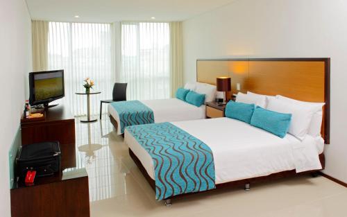 1 double bed, 2 twin beds