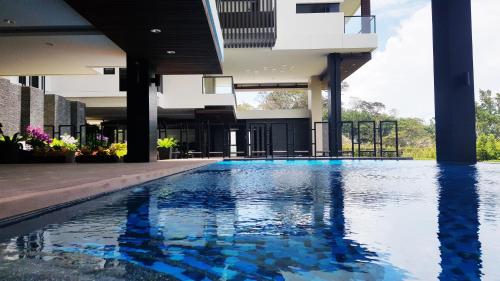 Escape Condominiums Beachfront Suites - Mae Phim - 숙소 외관