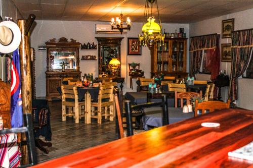 Ресторан, Ann's Lodge and Camping in Каманжаб