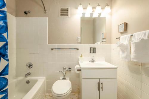 TWO CozyStays Modern Downtown Apartment - main image