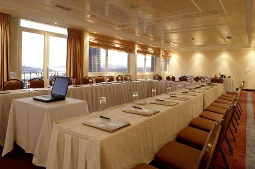 Piraeus Theoxenia Hotel