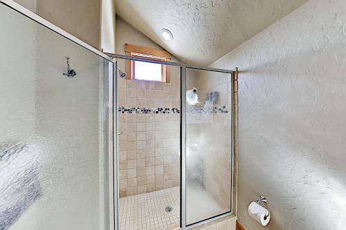 Lavish Escape - Private Hot Tub Views Near Lifts townhouse - image 5