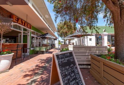 ที่เที่ยวใกล้ที่พัก, TwentyFour 17 Inn in เฮอร์มานัส