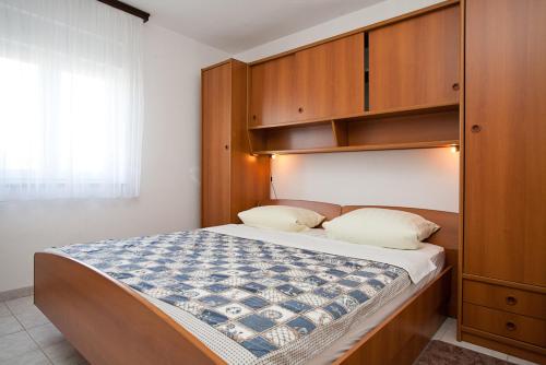 One-Bedroom Apartment image 6