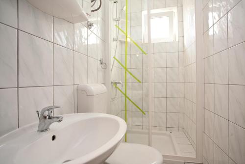 One-Bedroom Apartment image 7