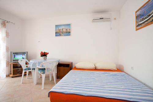 One-Bedroom Apartment image 5