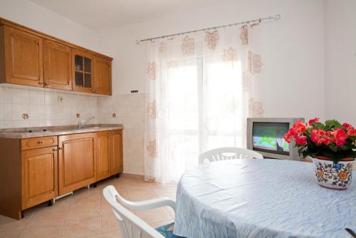 One-Bedroom Apartment image 4