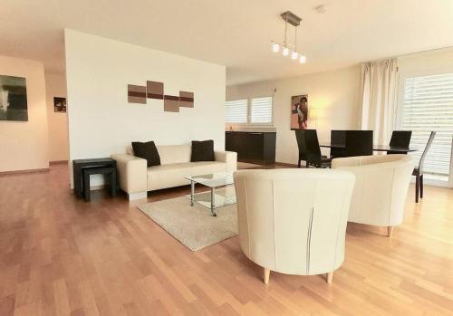 Spacious and bright 2 bedroom apartment with terrace