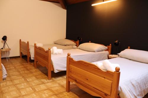 4 twin beds