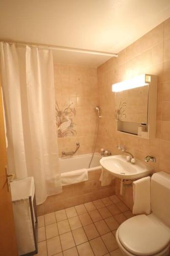 Comfortable, very well located between train station and lake! - Tap to explore photos