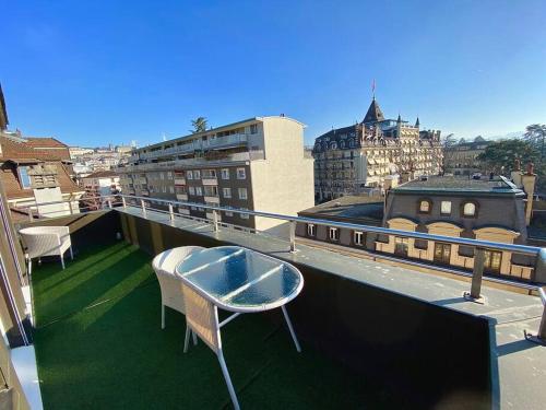 Penthouse between lake Ouchy and city center - image 2