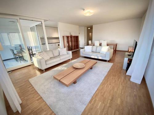  Your bright and spacious apartment by the lake, Pension in Lausanne