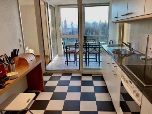 Your bright and spacious apartment by the lake - image 8