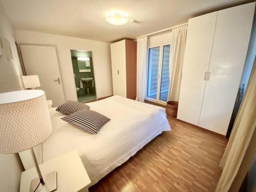 Your bright and spacious apartment by the lake - image 6