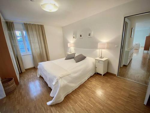 Your bright and spacious apartment by the lake - image 4