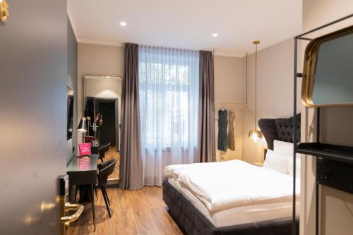 Queen Room image 9