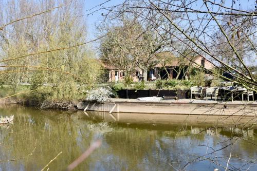 Stunning 2-bed 18th Century Barn Conversion