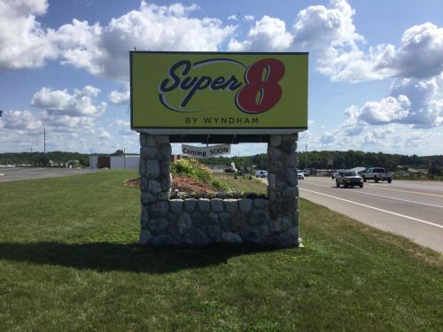 Super 8 by Wyndham Petoskey in Petoskey, USA