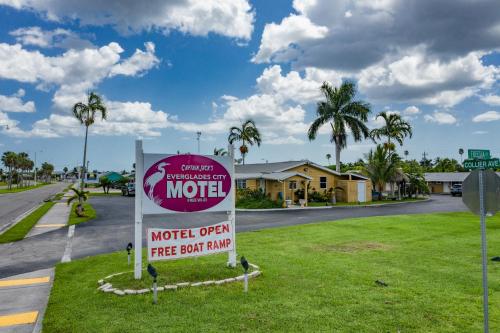 Everglades City Motel - Everglades Adventures Inn