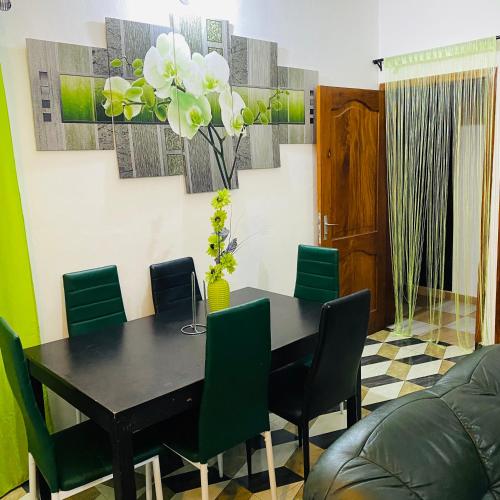 LOONY Guesthouses - Green House