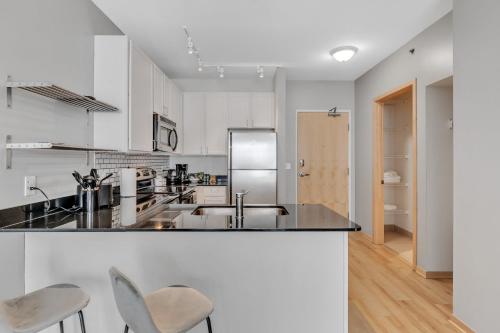 Modern Lux 1BR Flat and Gym - image 2