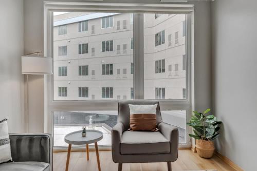 Modern Lux 1BR Flat and Gym - image 4