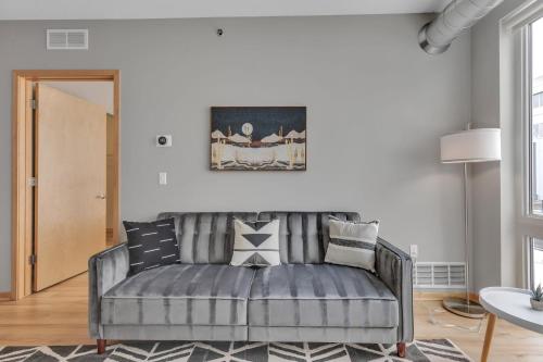 Modern Lux 1BR Flat and Gym - image 5