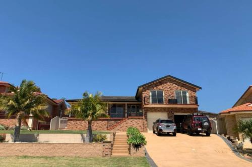 Shellharbour. Ocean, lake and mountain view - Albion Park